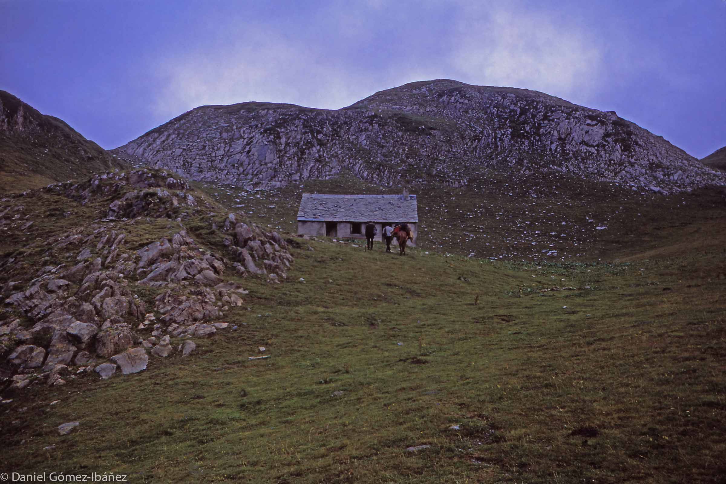 The packers arrive at the herders' summer hut on Mont's high pastures. Two men, the shepherd and the cattle herder, share this shelter.