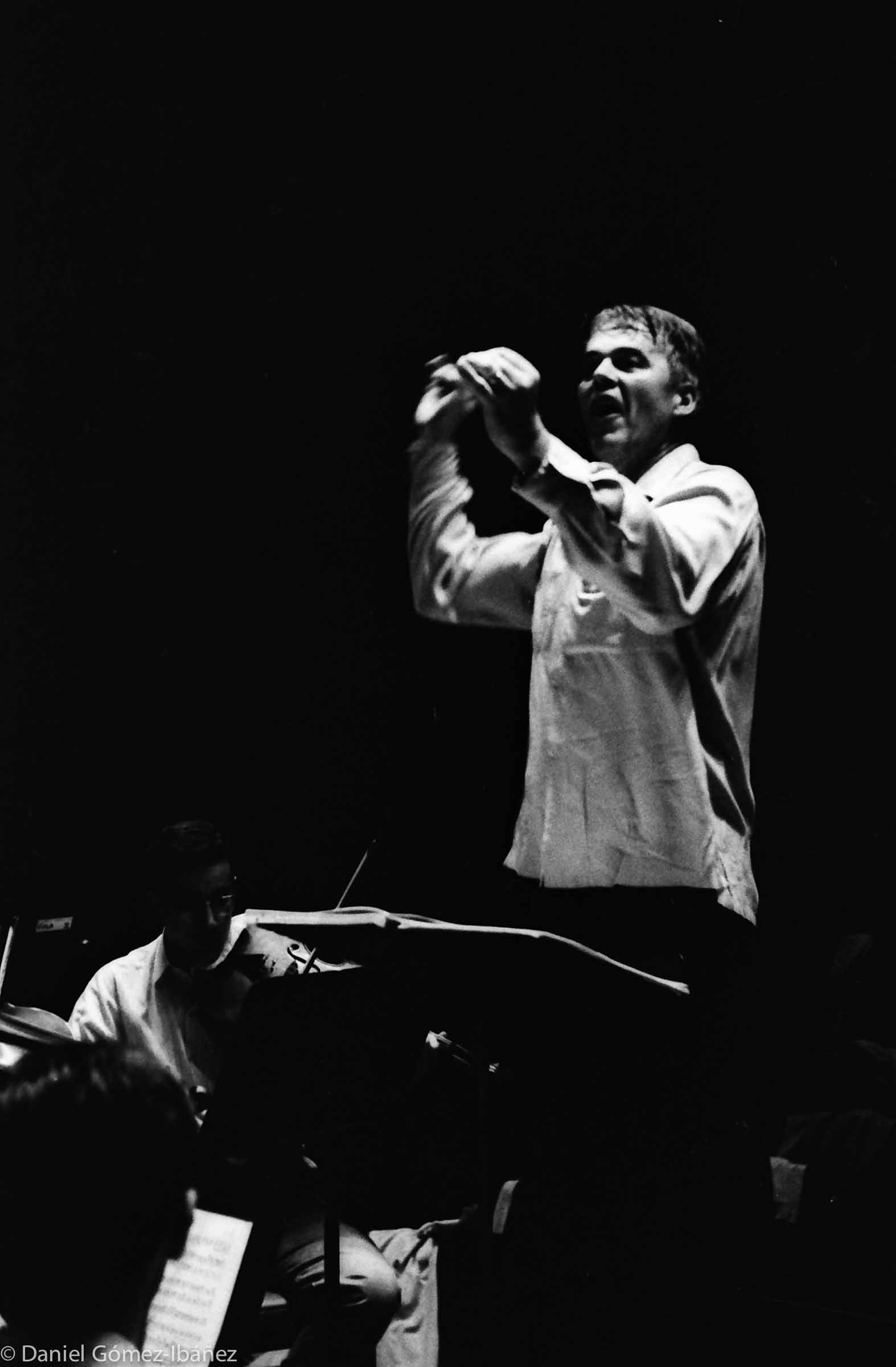 Robert Fountain, professor of choral music at Oberlin's Conservatory of Music,  conducts a rehearsal of Handel's "Messiah" (Oberlin College, fall 1963)